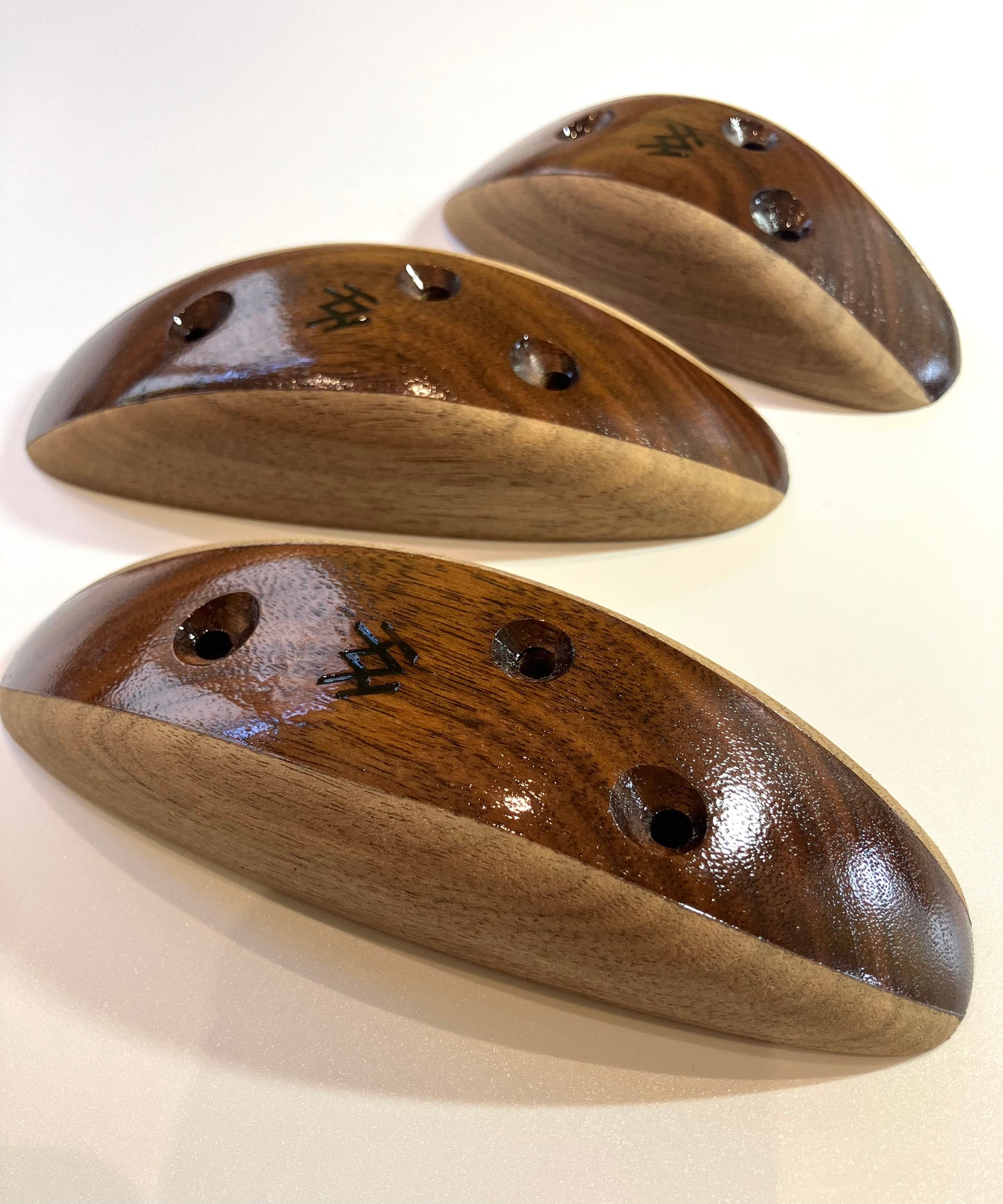 Varnished walnut pinches